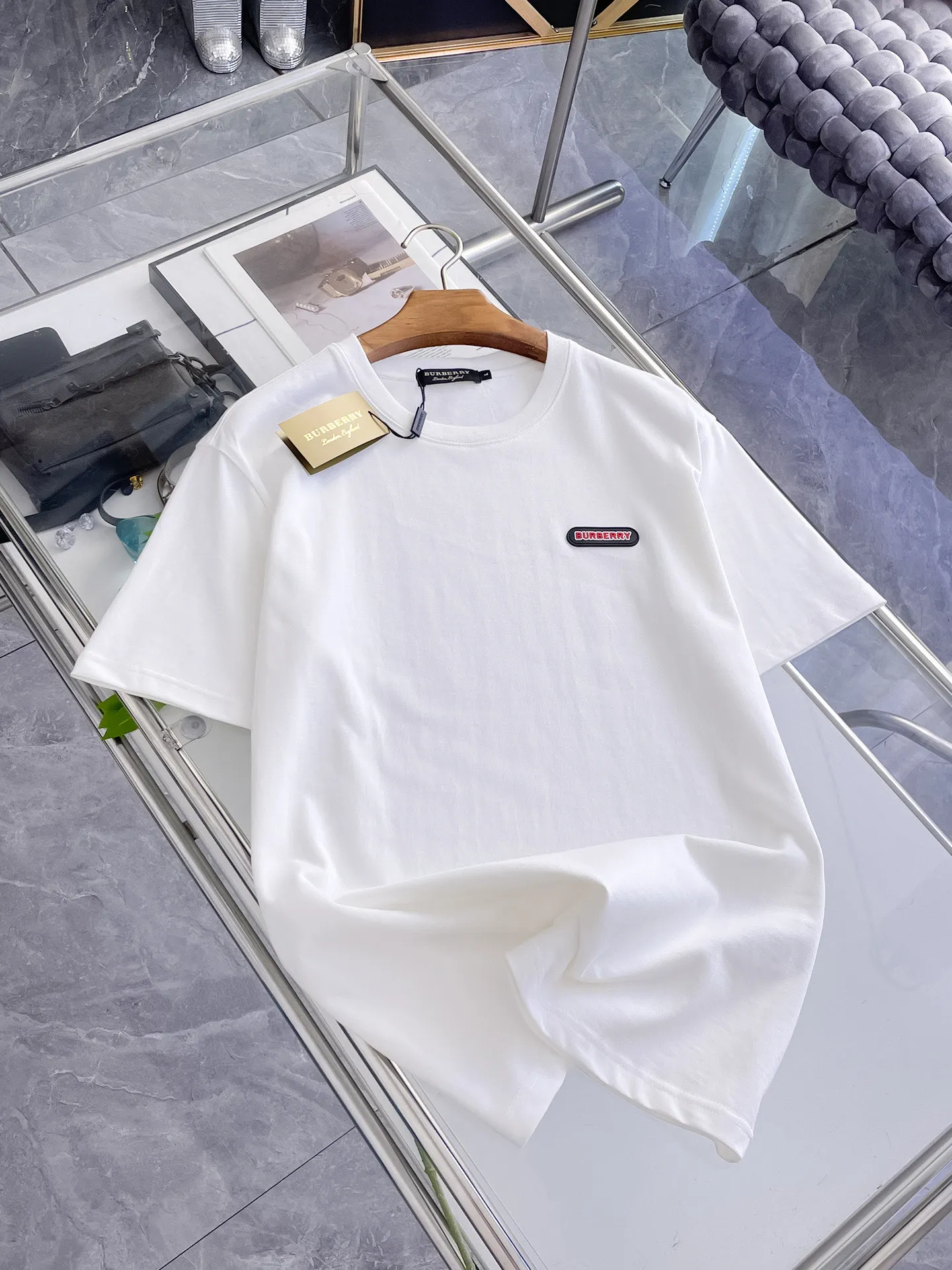 Burberry 2026ss Summer New Arrival released🐫Round neck short-sleeved T-shirt, pure cotton short-sleeved, comfortable and slim when worn, lazy and casual, combined with clean and simple colors, it is particularly eye-catching, suitable for daily wear~ We introduce sports items decorated with vibrant prints, fashionable and quality life! Size:M-3XL